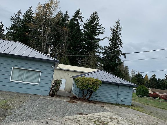 Ample parking with easy in and out on a quiet country road.