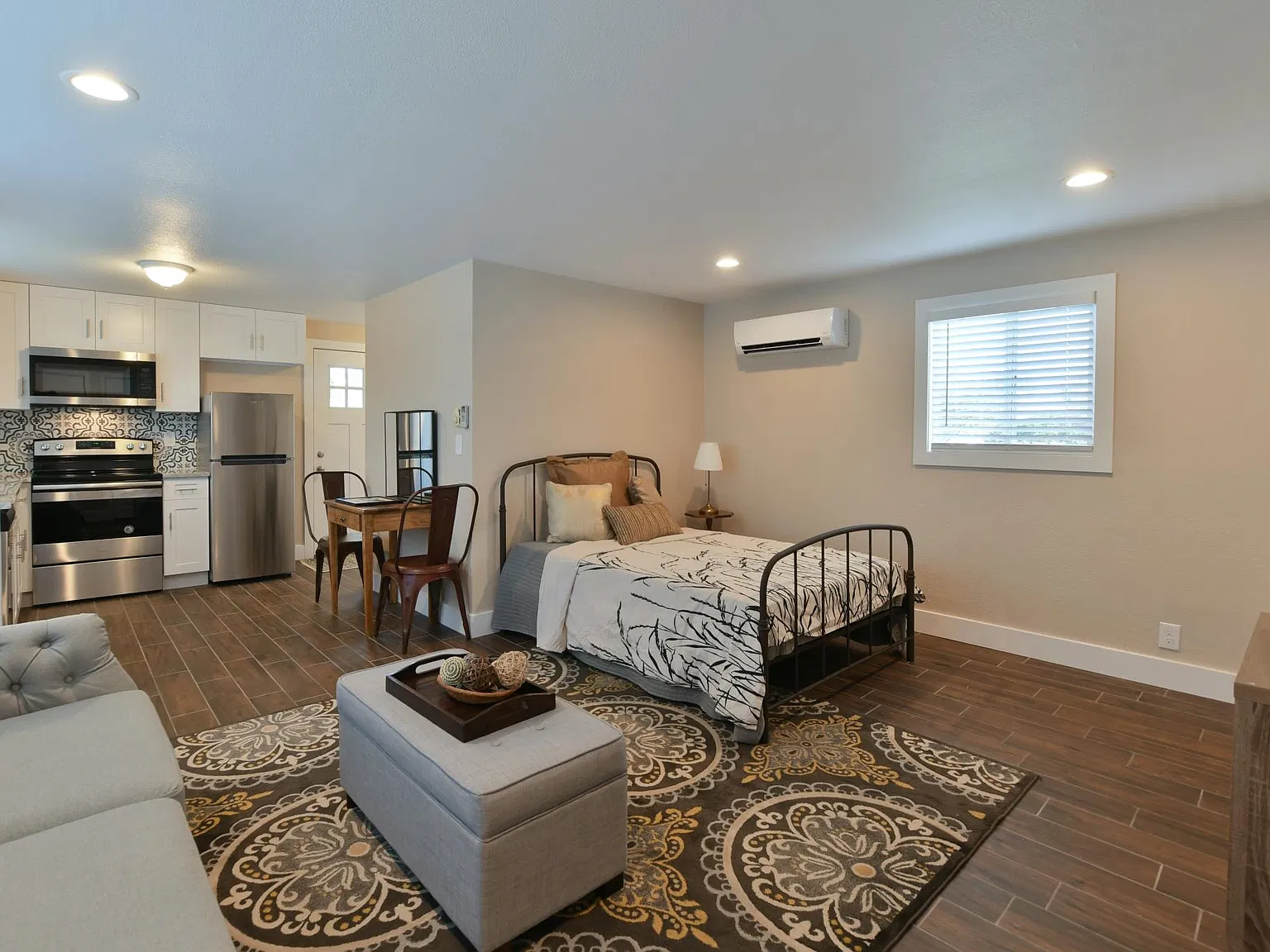 Studio, 650 sqft, $1,650 — Photo 1
