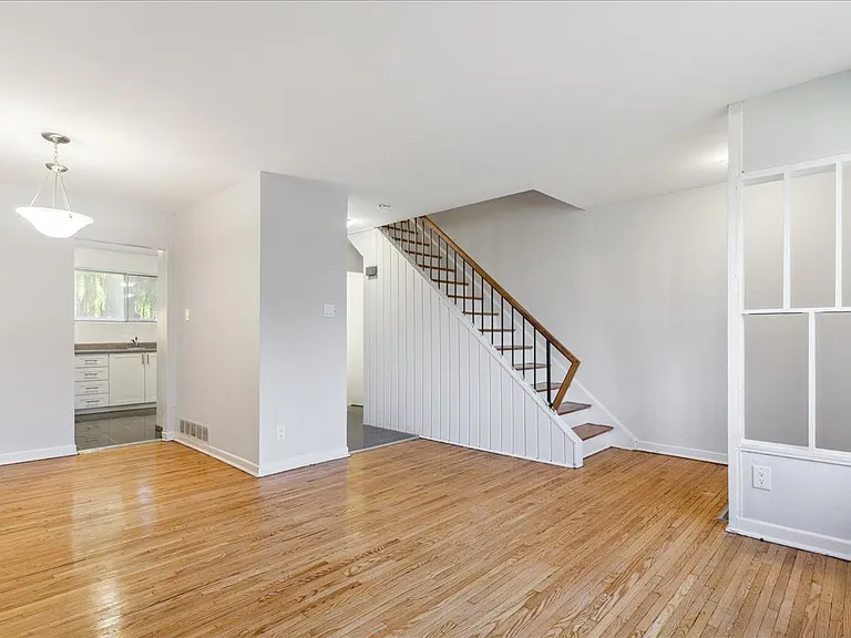 1560 Bloor St — Photo 9