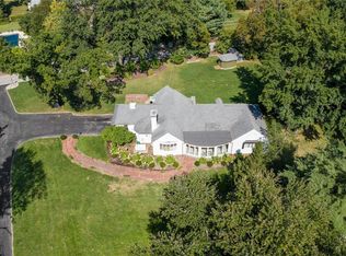 2 Sheraton Dr, Saint Louis, MO 63124