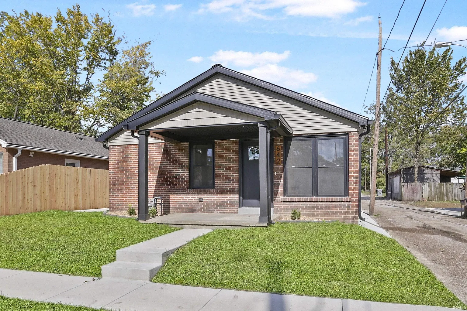 642 Jackson Ave photo 1