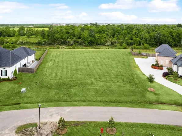 151 Green Trails Dr, Belle Chasse, LA 70037