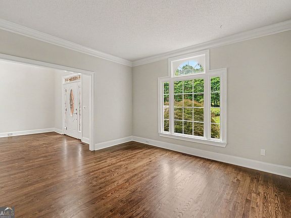 4th image of 810 Deep Lake Dr NW