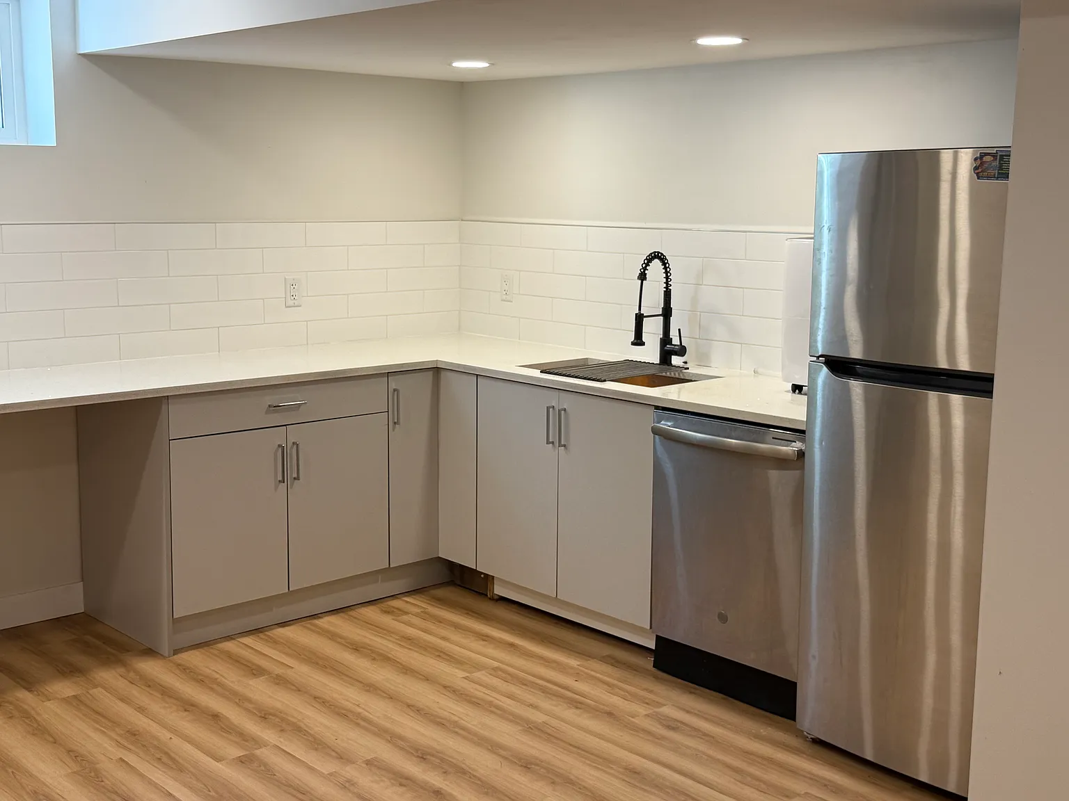 Clean Basement suite modern! — Photo 4