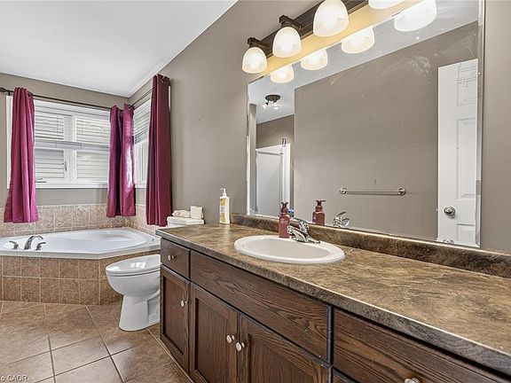 4th image of 644 Hummingbird Cres