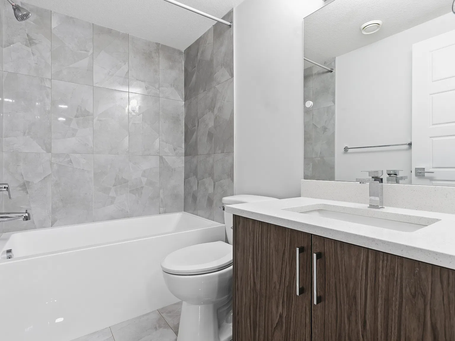 Bright 1 Bedroom | 1 Bathroom Basement Suite Chappelle — Photo 3