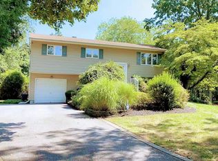 2 Charter Ct, Dix Hills, NY 11746