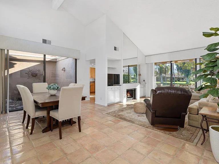 219 Las Lomas — Photo 11