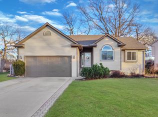 2715 Riverside Dr, Waterford, MI 48329