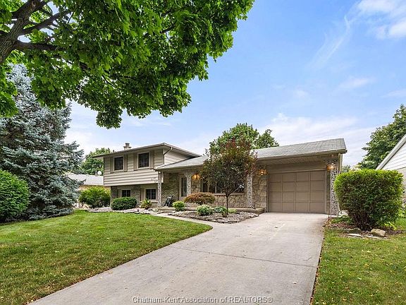 2nd image of 98 Cardinal Cres