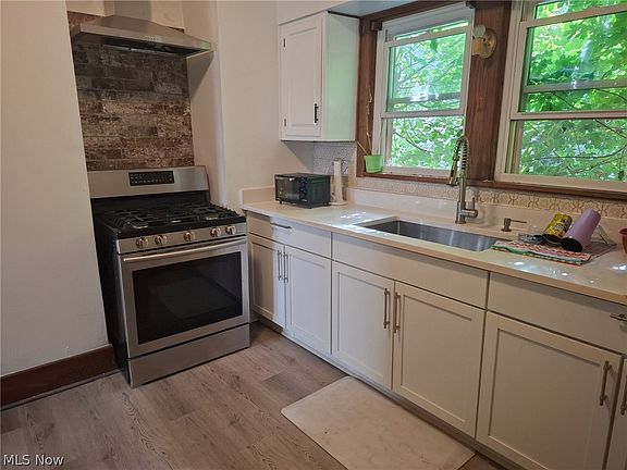 4th image of 829 Elmore Ave