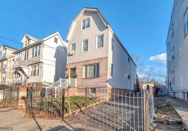 110 S Devine St — Photo 13