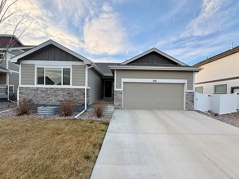 916 Greenbrook Dr — Photo 1