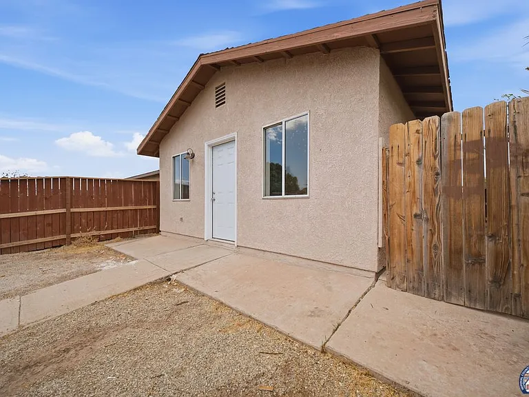 1077 Wozencraft St #2 — Photo 1