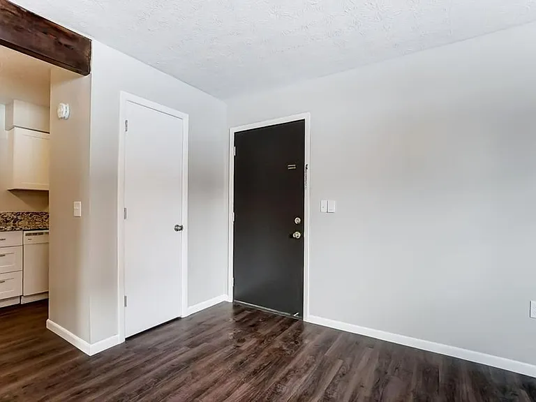 722 Collins Ave — Photo 3