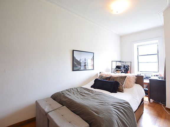 2nd image of 120 W 75th St APT 5B