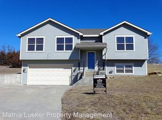 2402 Fox Sparrow Ct, Junction City, KS 66441