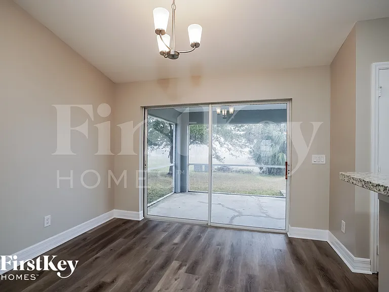 629 NE Juanita Ct — Photo 5