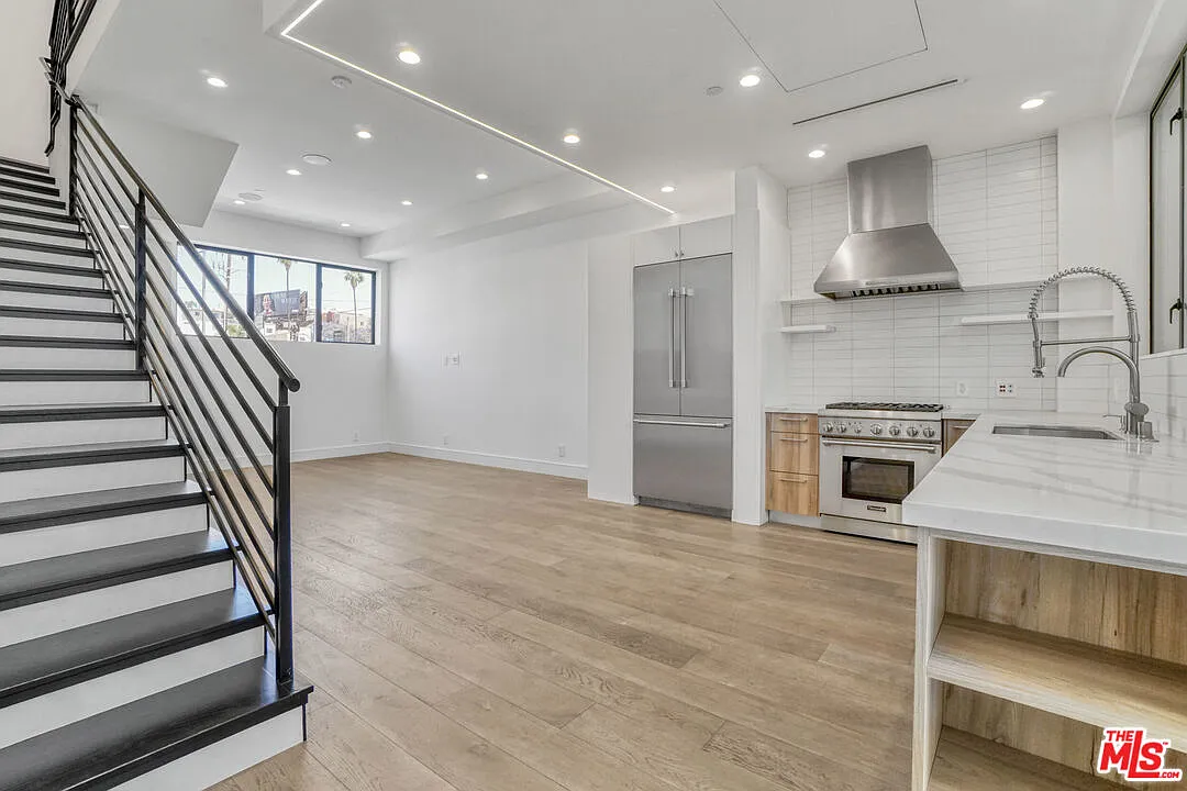 3 bed, 3.0 bath, 1568 sqft, $5,700 — Photo 2