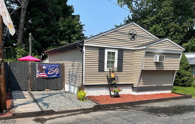 1st image of 61 Travelo Dr