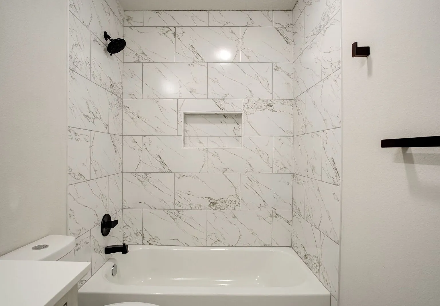 2 bed, 1.0 bath, 1000 sqft, $900 — Photo 2