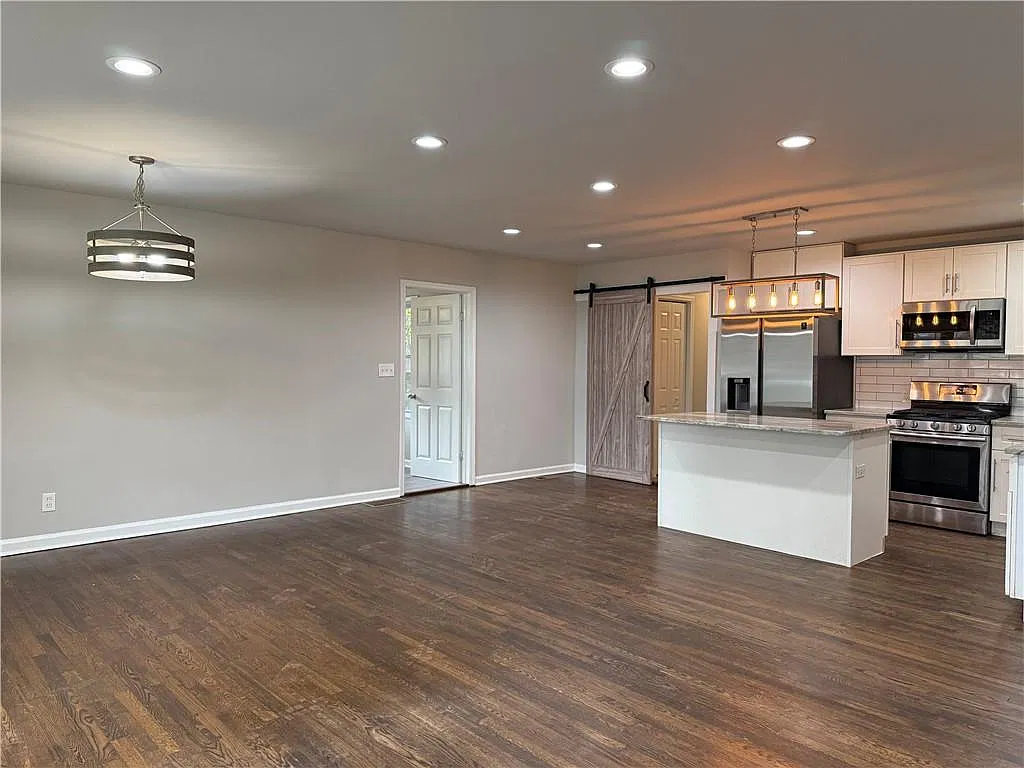 3 bed, 2.5 bath, 1258 sqft, $2,450 — Photo 3