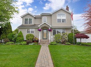 70 Pollok Pl, Hicksville, NY 11801