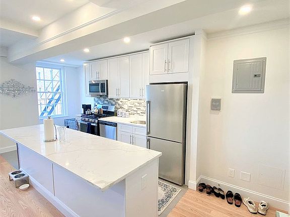 3rd image of 37 W 72nd St APT 12E