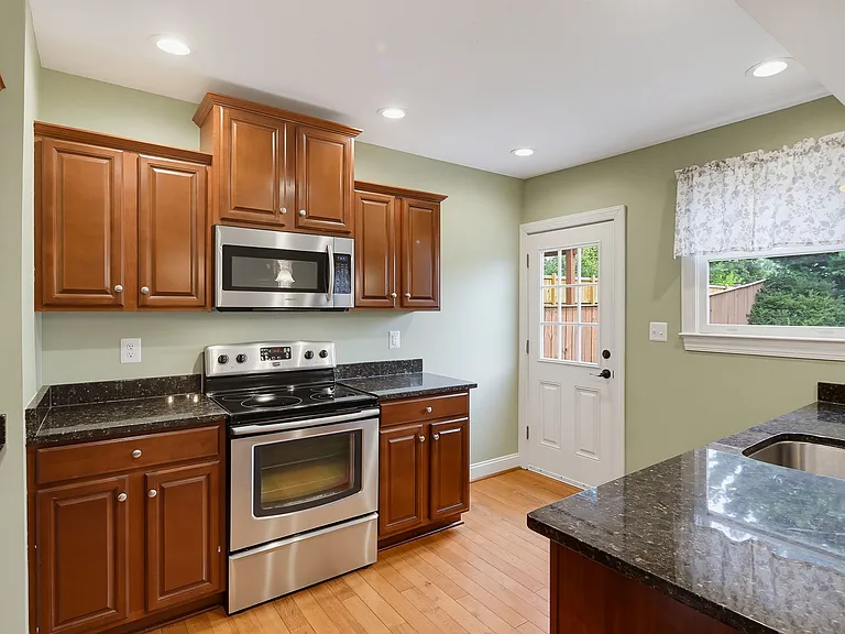 225 E 5th St — Photo 11