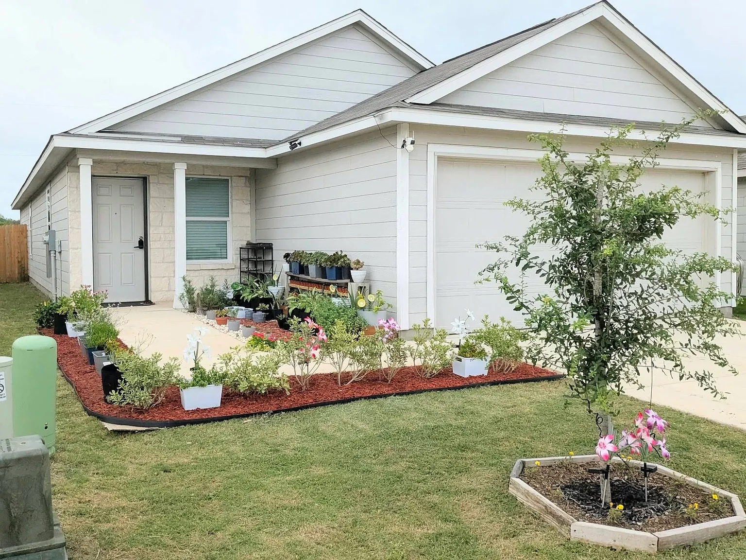 4 bed, 1627 sqft, $1,999 — Photo 1