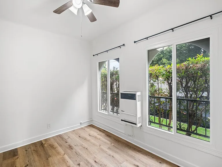1623 N Mariposa — Photo 67