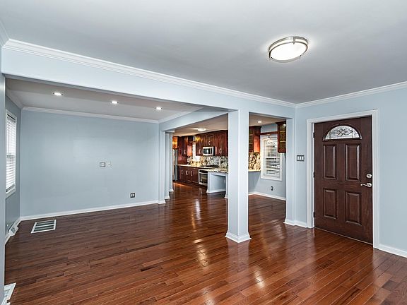 5th image of 9216 Chestnut Ave