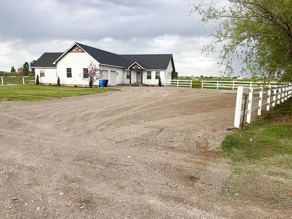 418 Riverview Rd, Saint Anthony, ID 83445