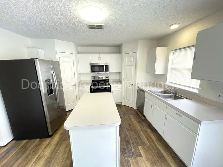 11098 Lord Taylor Dr — Photo 5