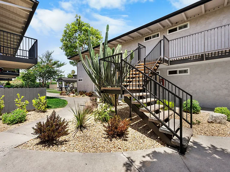 2701 W McFadden Ave — Photo 15
