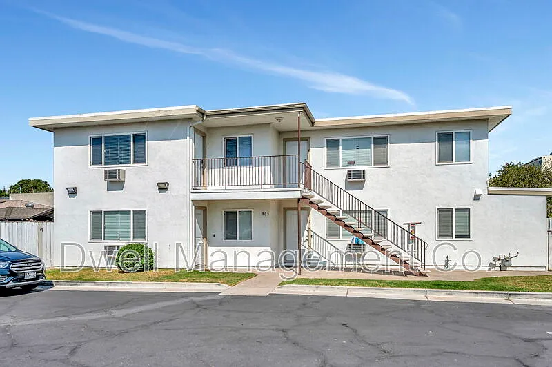 3 bed, 1.0 bath, 975 sqft, $2,450 — Photo 3