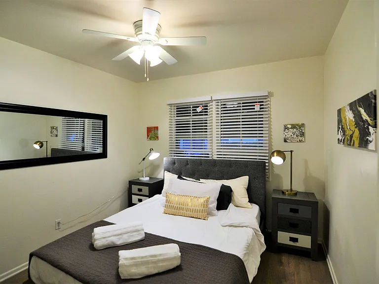 12423-25 Chandler Blvd — Photo 4
