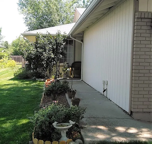 628 Jocelyn Dr — Photo 2