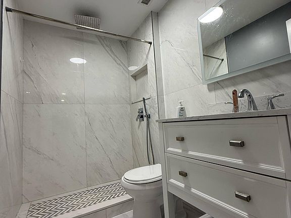 5th image of 118 Greenvale Ave #1B