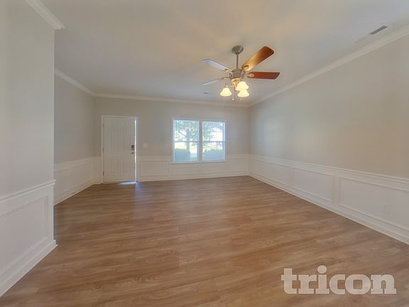 3rd image of 121 English Oak Ln