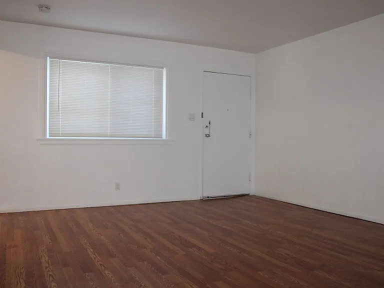2515 Manchester Ave — Photo 17