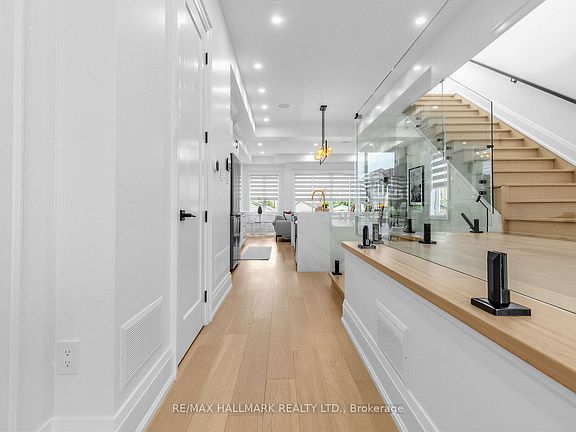 5th image of 34 Roosevelt Rd