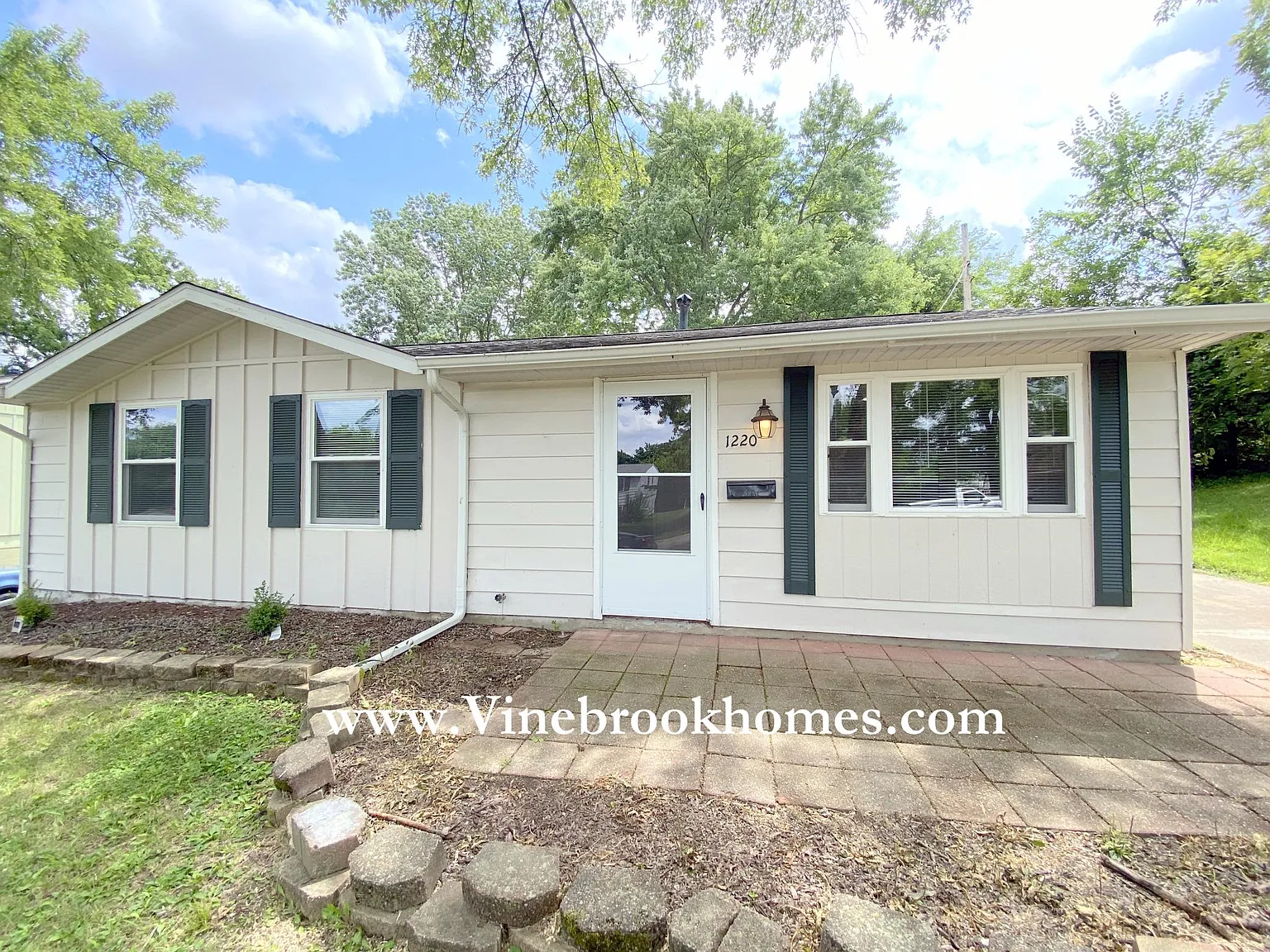 1220 Primrose Dr photo 1