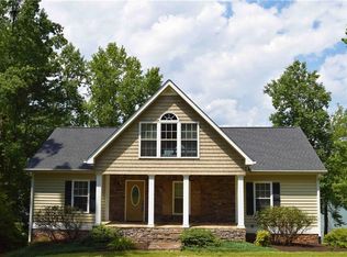 907 Point Pl, Tamassee, SC 29686