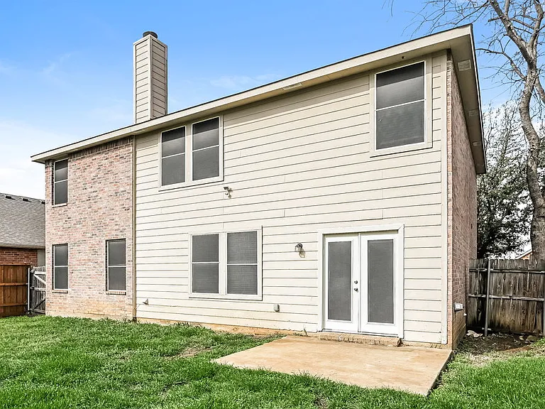 517 Creekbend St — Photo 17