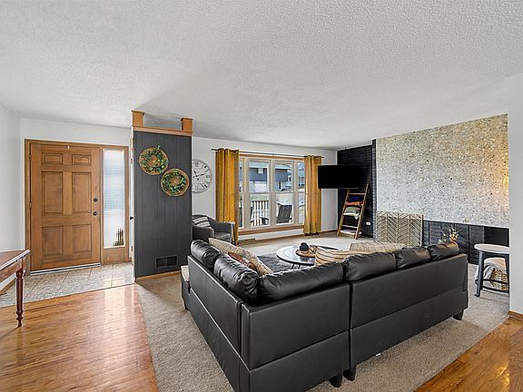 3rd image of 2235 Edgehill Rd