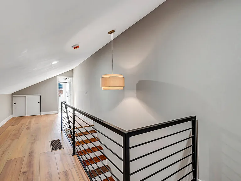 1000 Barton St — Photo 8
