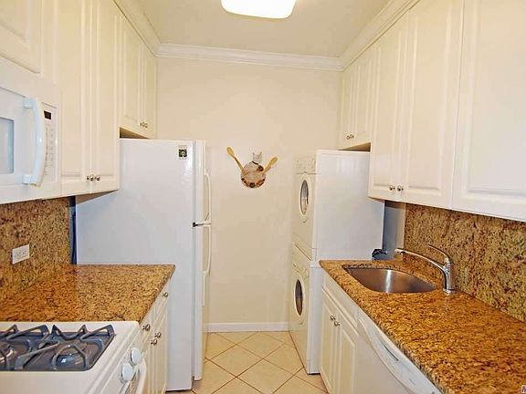 5th image of 27110 Grand Central Pkwy APT 10T