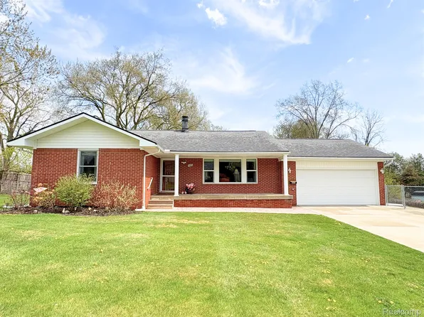845 S 10th St, Saint Clair, MI 48079