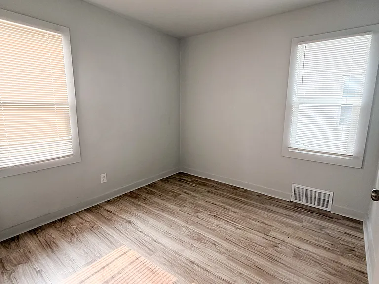 20529 Westphalia St — Photo 5
